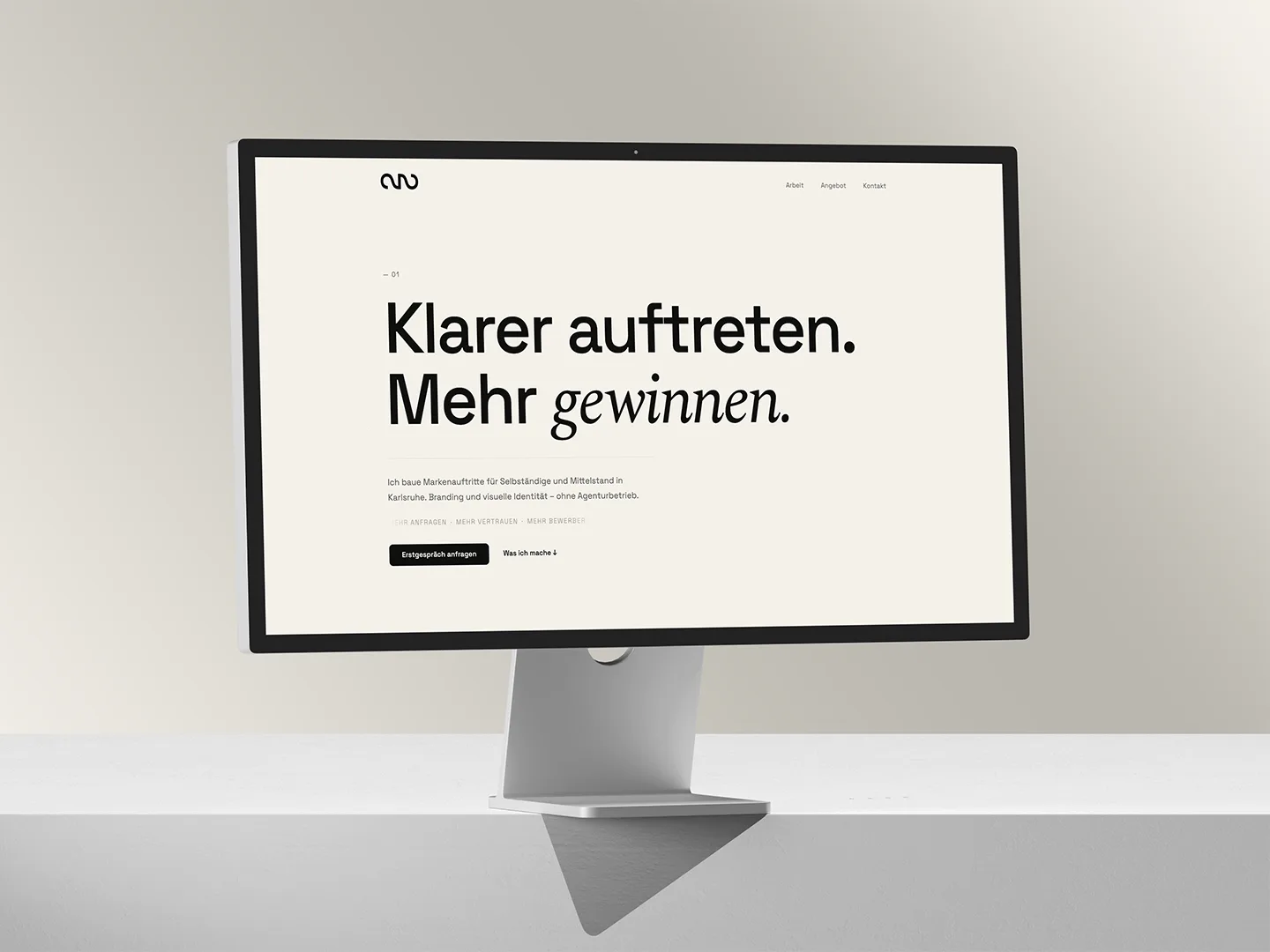 Meskhi Media – Website auf MacBook Mockup